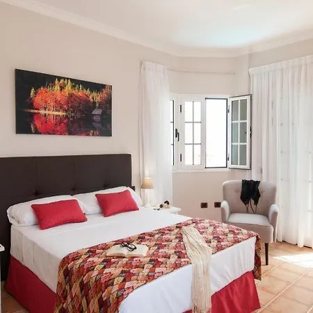 Sleeps 8 Pool Air Con Wifi * Sonnenland