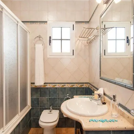 Sleeps 8 Pool Air Con Wifi *