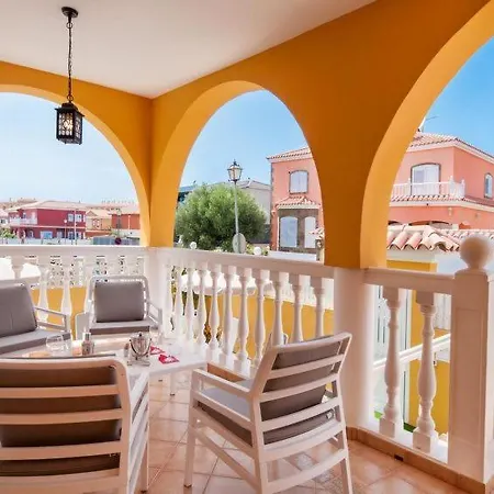 Sleeps 8 Pool Air Con Wifi Vakantiehuis