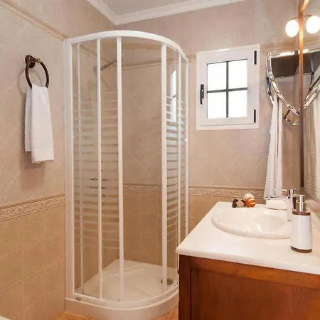 Sleeps 8 Pool Air Con Wifi Sonnenland